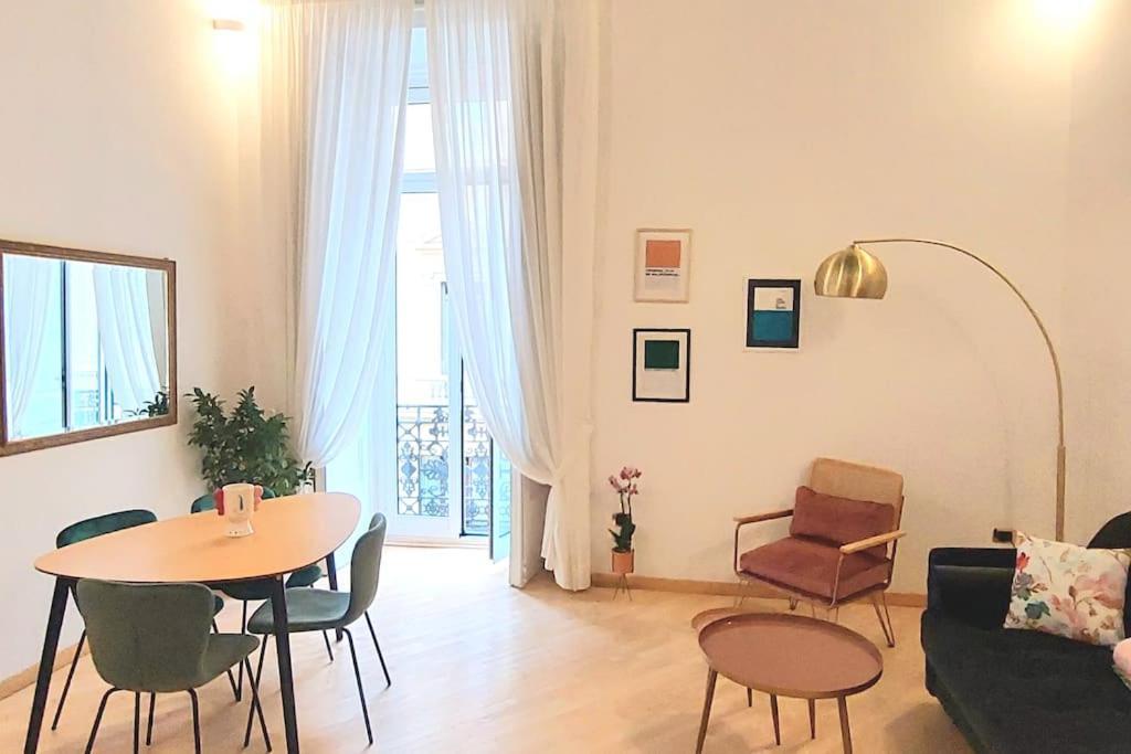Maison In Centro Naples Luaran gambar