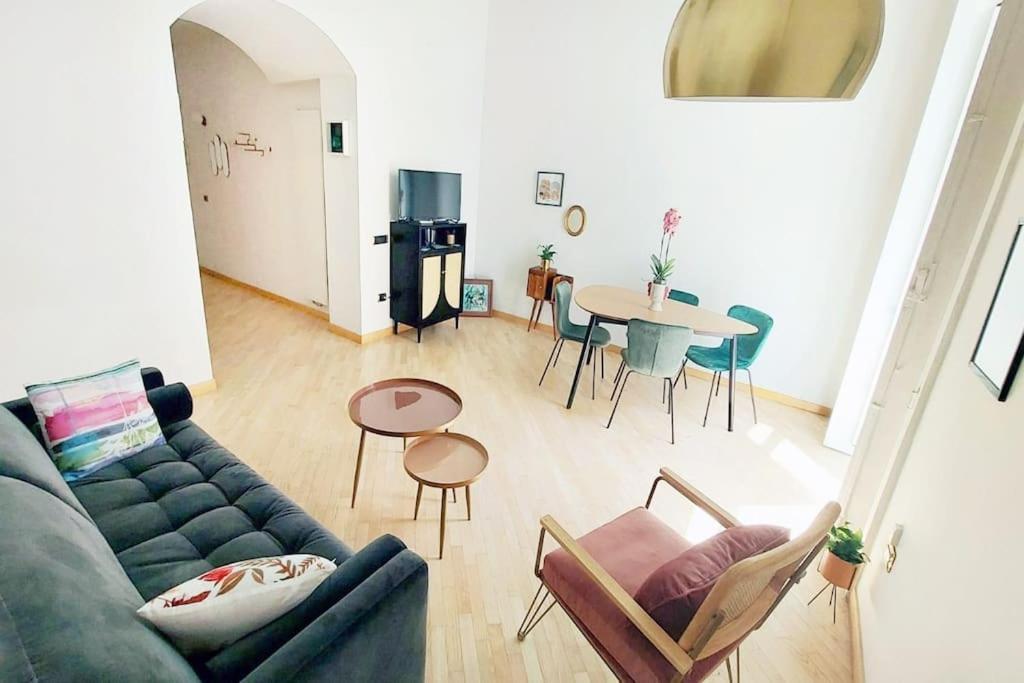 Maison In Centro Naples Luaran gambar