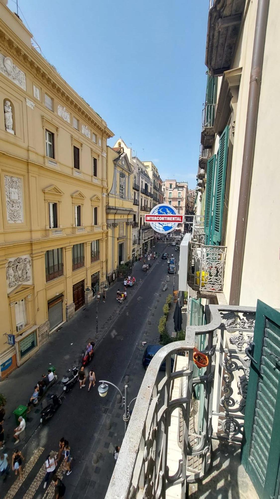 Maison In Centro Naples Luaran gambar